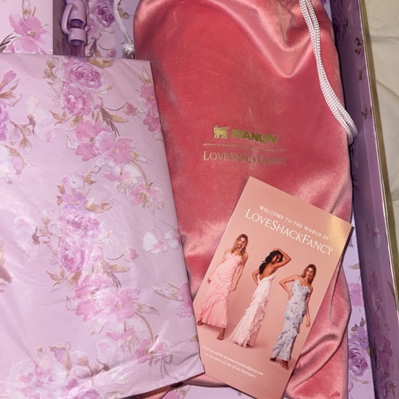 Stanley X Love Shack Fancy Quencher Happy Thoughts H2.0 Tumbler 40 oz Purple - Picture 4 of 4